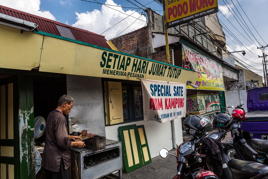 Sate Kambing Podomoro: Rasa Legenda yang Menggoda Lidah di Cilacap